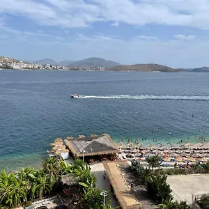 Port Side Apartment Sarandë