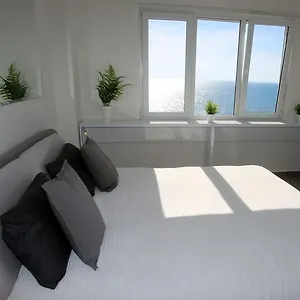 White Luxury Apartment Sarandë